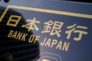 「安倍三箭」效果衰退 日本央行或推「直升機撒錢」