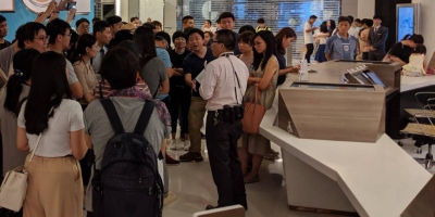 稱警方入商場造成混亂 市民圍詢問處促高層交代
