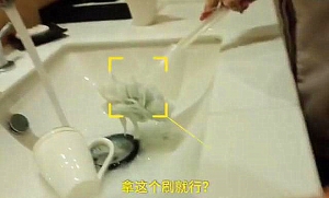 哈爾濱五星酒店被揭以馬桶刷洗杯沖廁水擦地