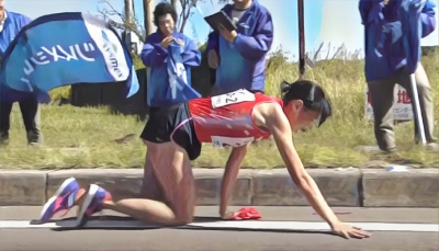 日女子跪著跑馬拉松？ 強忍骨折痛楚完成接力