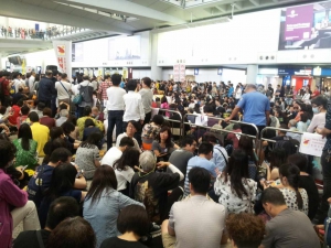不滿「行李門」事件2500人機場靜坐