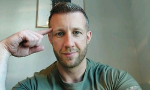 涉違英國安法被告Matthew Trickett伏屍公園死因未明