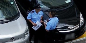 「SORRY SIR」跪地警察：有長期壓力 事後或調離現職