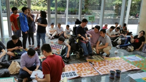 不滿取消會面泛民硬闖領展總部