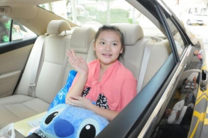 曼谷爆炸：9歲女童朱心宇出院 向朋友報平安