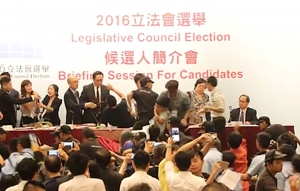 候選人簡介會台上台下鬥亂
