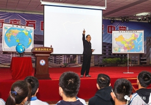 溫家寶到山西山區教中學生地理知識