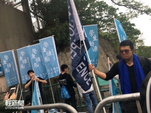 【有片】港獨和反港獨團體學校前口角