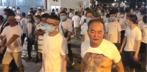 白衫大漢以保衛元朗為名追打西鐵站內市民
