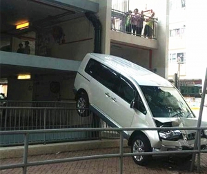 彩虹邨停車場七人車驚險「跳樓」