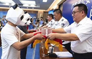 粵公安向舉報黑幫者發獎金好市民扮熊貓領獎