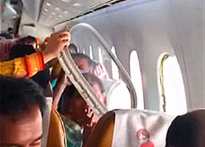 印航客機遇氣流內窗脫落空姐冷靜裝回