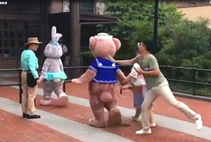 上海迪士尼樂園「獸性」遊客打傷兩卡通演員
