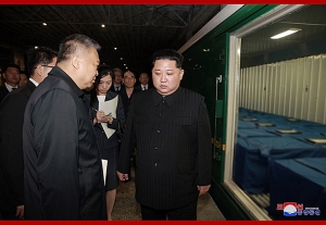 金正恩為接載中國旅客遺體及傷者專列送行