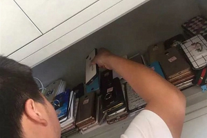 內地暴力中學浸水錘砸銷毀學生手機