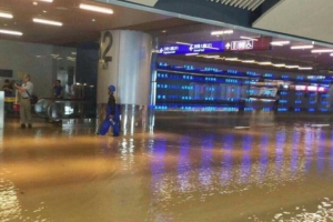 台北桃園機場水浸大批旅客滯留