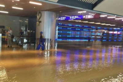 台北桃園機場水浸大批旅客滯留