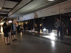 港鐵中環站停電無燈無冷氣