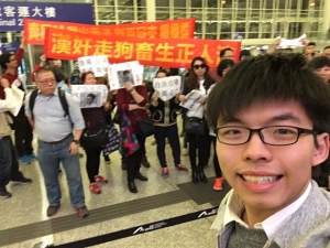 黃之鋒昨晚從台北回港機場無人示威
