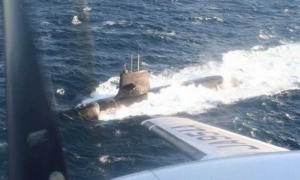 最近關於潛艇的新聞好像又突然多起來，除了艇員的精神健康又受關注、法國新核潛艇正式海試及紅寶石級進入南海之外，鮮有意外的日本海自潛艇也發生了碰撞事故，而且和之前美軍幾次嚴重事故一樣，也是和商船擦撞......不過今次是海自一直少見的潛艇事故，而且事故更涉及香港駐冊的重型運礦船，就更罕見了。
