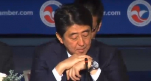 日本首相安倍晉三鷹派內閣失民心