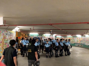 大埔連儂隧道警方出大差撕走涉警員私隱貼紙