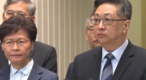 林鄭月娥盧偉聰否認合演元朗「官警黑大龍鳳」