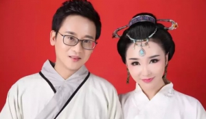 內地「愛國寫手」結婚 眼鏡配漢服拍結婚照