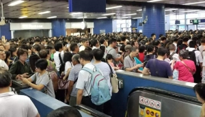 風災過後路路不通難為了上班人