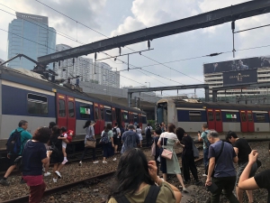港鐵紅磡站一列正駛入月台東鐵列車出軌斷開