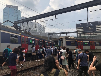 港鐵紅磡站一列正駛入月台東鐵列車出軌斷開