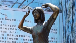 台首座慰安婦銅像 遭日本人腳踢侮蔑