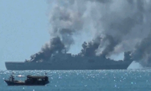 071登陸艦冒出大量濃煙是著火還是演習？