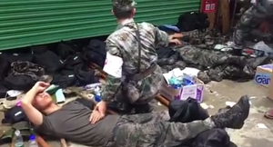 災區惡臭炎熱多名解放軍疑中暑由救護車送走