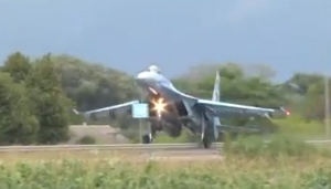 烏克蘭SU27起降訓練撞路牌竟無肇禍安然返航