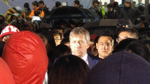 馮敬恩話專責小組暫時不成立 惹數百學生圍堵校委至凌晨