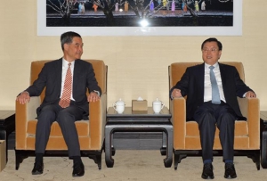 營造支持梁振英氛圍向泛民施「下馬威」