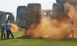 英國環保團體塗污巨石陣遺址﹕要求立法停用化石燃料