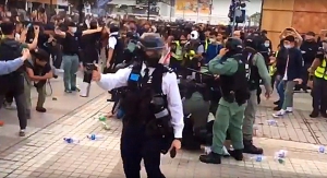 警方投訴港台以「還擊」形容市民向警察掟水樽