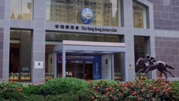 馬會捐智能手機予合資格長者包一年免費上網