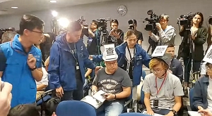 警方不滿記者戴頭盔展示標語取消記者會