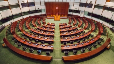 立法會會議廳懸掛國徽　梁君彥：用以議員宣誓