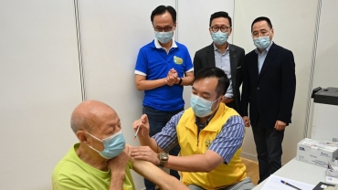 政府擬以全民接種為目標 專家憂慮強推措施惹反感