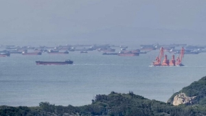 大陸抽運砂船「包圍」馬祖南竿島  台海巡署派艦驅離