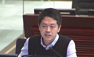 許智峯質疑政府抽起大學撥款是向大學生及港人宣戰