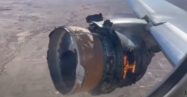 聯合航空客機引擎爆炸  碎片擊中民居