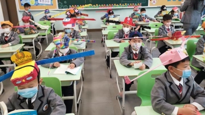 上學如上朝？杭州小學生戴「宋代官帽」增社交距離