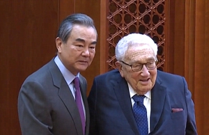 王毅向基辛格指將中美推向對立不符兩國利益
