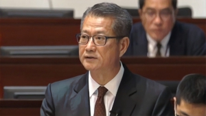 【多方觀點】派錢與警隊增款綑綁 預算案難救政府民望？