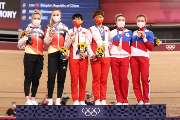 女單車選手戴毛澤東像章領獎 外媒質疑或違奧運憲章